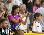 29.06.2024, Fussball UEFA EURO 2024, Achtelfinale, Deutschland - Dnemark, in der BVB-Arena Dortmund,  Sara Arfaoui (Deutschland) die Frau von Ilkay Gndogan (Deutschland) macht ein Foto von ihrem Mann mit dem Handy  

