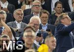 29.06.2024, Fussball UEFA EURO 2024, Achtelfinale, Deutschland - Dnemark, in der BVB-Arena Dortmund,  Bundesgesundheitsminister Karl Lauterbach (re, Deutschland) versendet eine Sprachnachricht.