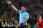 29.06.2024, Fussball UEFA EURO 2024, Achtelfinale, Deutschland - Dnemark, in der BVB-Arena Dortmund, Schiedsrichter Michael Oliver (ENG) gestikuliert.

