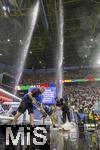 29.06.2024, Fussball UEFA EURO 2024, Achtelfinale, Deutschland - Dnemark, in der BVB-Arena Dortmund, Schlechtes Wetter braut sich zusammen . Hier regnet es in Strmen und es Hagelt. Helfer kehren das Wasser in den Gulli

