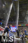 29.06.2024, Fussball UEFA EURO 2024, Achtelfinale, Deutschland - Dnemark, in der BVB-Arena Dortmund, Schlechtes Wetter braut sich zusammen . Hier regnet es in Strmen und es Hagelt. Helfer kehren das Wasser in den Gulli

