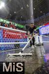 29.06.2024, Fussball UEFA EURO 2024, Achtelfinale, Deutschland - Dnemark, in der BVB-Arena Dortmund, Schlechtes Wetter braut sich zusammen . Hier regnet es in Strmen und es Hagelt. Helfer kehren das Wasser in den Gulli

