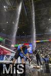 29.06.2024, Fussball UEFA EURO 2024, Achtelfinale, Deutschland - Dnemark, in der BVB-Arena Dortmund, Schlechtes Wetter braut sich zusammen . Hier regnet es in Strmen und es Hagelt. Helfer kehren das Wasser in den Gulli

