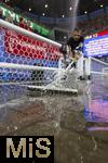 29.06.2024, Fussball UEFA EURO 2024, Achtelfinale, Deutschland - Dnemark, in der BVB-Arena Dortmund, Schlechtes Wetter braut sich zusammen . Hier regnet es in Strmen und es Hagelt. Helfer kehren das Wasser in den Gulli

