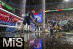 29.06.2024, Fussball UEFA EURO 2024, Achtelfinale, Deutschland - Dnemark, in der BVB-Arena Dortmund, Schlechtes Wetter braut sich zusammen . Hier regnet es in Strmen und es Hagelt. Helfer kehren das Wasser in den Gulli

