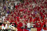 29.06.2024, Fussball UEFA EURO 2024, Achtelfinale, Deutschland - Dnemark, in der BVB-Arena Dortmund, Die Dnen sind sauer und werfen mit Bierbechern

