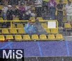 29.06.2024, Fussball UEFA EURO 2024, Achtelfinale, Deutschland - Dnemark, in der BVB-Arena Dortmund, Schlechtes Wetter braut sich zusammen . Hier regnet es in Strmen und es Hagelt.  Hartnckige harren aus

