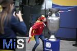 30.06.2024, Fussball UEFA EURO 2024, Achtelfinale, Spanien - Georgien, im Kln Stadion,  Ein Spanischer Fan ksst schon mal den Pokal

