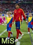 30.06.2024, Fussball UEFA EURO 2024, Achtelfinale, Spanien - Georgien, im Kln Stadion, Lamine Yamal (Spanien) mit einem Einlaufkind 

