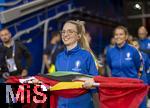 30.06.2024, Fussball UEFA EURO 2024, Achtelfinale, Spanien - Georgien, im Kln Stadion, Volunteers bereiten die Choreografie der UEFA vor auf dem Platz.

