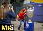 30.06.2024, Fussball UEFA EURO 2024, Achtelfinale, Spanien - Georgien, im Kln Stadion,  Spanischer Fan ksst den stilisierten EURO-Pokal vor dem Stadioneingang 

