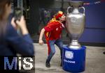 30.06.2024, Fussball UEFA EURO 2024, Achtelfinale, Spanien - Georgien, im Kln Stadion,  Spanischer Fan ksst den stilisierten EURO-Pokal vor dem Stadioneingang 

