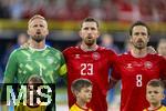 30.06.2024, Fussball UEFA EURO 2024, Achtelfinale, Spanien - Georgien, im Kln Stadion, v.l. Kasper Schmeichel (Dnemark), Pierre-Emile Hjbjerg (Dnemark) und Thomas Delaney (Dnemark) singen die Hymne

