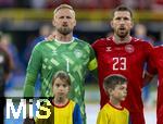 30.06.2024, Fussball UEFA EURO 2024, Achtelfinale, Spanien - Georgien, im Kln Stadion, v.l. Kasper Schmeichel (Dnemark) und Pierre-Emile Hjbjerg (Dnemark) singen die Hymne

