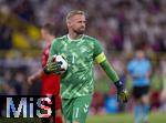 30.06.2024, Fussball UEFA EURO 2024, Achtelfinale, Spanien - Georgien, im Kln Stadion, Kasper Schmeichel (Dnemark) mit Ball.

