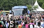 01.07.2024, Fussball UEFA EURO 2024, Achtelfinale, Portugal - Slowenien, in der Frankfurt Arena Frankfurt am Main,   Der Bus von Portugal wird von den Fans umzingelt

