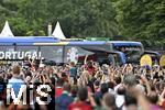 01.07.2024, Fussball UEFA EURO 2024, Achtelfinale, Portugal - Slowenien, in der Frankfurt Arena Frankfurt am Main,   Der Bus von Portugal wird von den Fans umzingelt

