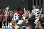 01.07.2024, Fussball UEFA EURO 2024, Achtelfinale, Portugal - Slowenien, in der Frankfurt Arena Frankfurt am Main,  Die Fans versuchen ein Foto von Cristiano Ronaldo (Portugal) zu schieen.

