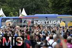 01.07.2024, Fussball UEFA EURO 2024, Achtelfinale, Portugal - Slowenien, in der Frankfurt Arena Frankfurt am Main,   Der Bus von Portugal wird von den Fans umzingelt

