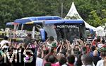 01.07.2024, Fussball UEFA EURO 2024, Achtelfinale, Portugal - Slowenien, in der Frankfurt Arena Frankfurt am Main,   Der Bus von Portugal wird von den Fans umzingelt

