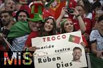 01.07.2024, Fussball UEFA EURO 2024, Achtelfinale, Portugal - Slowenien, in der Frankfurt Arena Frankfurt am Main,  Die Portugiesen feiern ihr Idol Ruben Dias (Portugal) mit Plakaten

