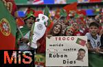 01.07.2024, Fussball UEFA EURO 2024, Achtelfinale, Portugal - Slowenien, in der Frankfurt Arena Frankfurt am Main,  Die Portugiesen feiern ihr Idol Ruben Dias (Portugal) mit Plakaten

