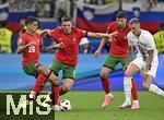 01.07.2024, Fussball UEFA EURO 2024, Achtelfinale, Portugal - Slowenien, in der Frankfurt Arena Frankfurt am Main,   v.l. Joao Cancelo (Portugal), Joao Palhinha (Portugal) und Vanja Drkusic (Slowenien) im Duell um den Ball

