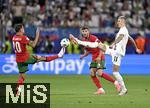 01.07.2024, Fussball UEFA EURO 2024, Achtelfinale, Portugal - Slowenien, in der Frankfurt Arena Frankfurt am Main,   v.l. Joao Cancelo (Portugal) und Ruben Dias (Portugal) gegen Benjamin Sesko (Slowenien) 

