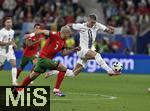 01.07.2024, Fussball UEFA EURO 2024, Achtelfinale, Portugal - Slowenien, in der Frankfurt Arena Frankfurt am Main,   v.l. Pepe (Portugal) kommt Benjamin Sesko (Slowenien) nicht hinterher

