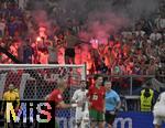 01.07.2024, Fussball UEFA EURO 2024, Achtelfinale, Portugal - Slowenien, in der Frankfurt Arena Frankfurt am Main, Die slowenischen Fans haben Pyrotechnik gezndet,  

