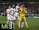 01.07.2024, Fussball UEFA EURO 2024, Achtelfinale, Portugal - Slowenien, in der Frankfurt Arena Frankfurt am Main,   Jon Gorenc Stankovic (Slowenien) feiert den Keeper Jan Oblak (Slowenien) sowie auch die anderen Spieler.

