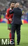 01.07.2024, Fussball UEFA EURO 2024, Achtelfinale, Portugal - Slowenien, in der Frankfurt Arena Frankfurt am Main,   die beiden wissen was sie aneinander haben v.l. Cristiano Ronaldo (Portugal) und Roberto Martinez (Portugal) 

