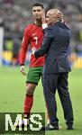 01.07.2024, Fussball UEFA EURO 2024, Achtelfinale, Portugal - Slowenien, in der Frankfurt Arena Frankfurt am Main,   die beiden wissen was sie aneinander haben v.l. Cristiano Ronaldo (Portugal) und Roberto Martinez (Portugal) 

