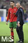 01.07.2024, Fussball UEFA EURO 2024, Achtelfinale, Portugal - Slowenien, in der Frankfurt Arena Frankfurt am Main,   die beiden wissen was sie aneinander haben v.l. Cristiano Ronaldo (Portugal) und Roberto Martinez (Portugal) 

