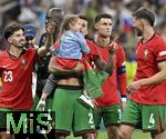 01.07.2024, Fussball UEFA EURO 2024, Achtelfinale, Portugal - Slowenien, in der Frankfurt Arena Frankfurt am Main,  Joao Cancelo (Portugal) mit Mdchen auf dem Arm 

