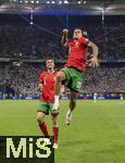 01.07.2024, Fussball UEFA EURO 2024, Achtelfinale, Portugal - Slowenien, in der Frankfurt Arena Frankfurt am Main, Schlussjubel nach dem Elfmeterschieen und dem Sieg der Portugiesen. Joao Cancelo (Portugal) jubelt in der Luft, li: Joao Palhinha (Portugal) 

