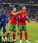 01.07.2024, Fussball UEFA EURO 2024, Achtelfinale, Portugal - Slowenien, in der Frankfurt Arena Frankfurt am Main, Schlussjubel nach dem Elfmeterschieen und dem Sieg der Portugiesen. Cristiano Ronaldo (Portugal) freut sich mit Diogo Jota (li, Portugal) 

