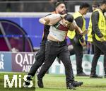 01.07.2024, Fussball UEFA EURO 2024, Achtelfinale, Portugal - Slowenien, in der Frankfurt Arena Frankfurt am Main, Ein Ordner mit Stollenschuhen nimmt einen Portugiesischen Flitzer in den professionellen Klammergriff. 

