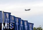 01.07.2024, Fussball UEFA EURO 2024, Achtelfinale, Portugal - Slowenien, in der Frankfurt Arena Frankfurt am Main, Eine Lufthansa-Maschine im Lande-Anflug auf den Airport Frankfurt im berflug des Stadions. Vorne wehen die Flaggen der UEFA EM 2024.

