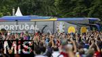 01.07.2024, Fussball UEFA EURO 2024, Achtelfinale, Portugal - Slowenien, in der Frankfurt Arena Frankfurt am Main,  Vor dem Spiel suchen die Zuschauer noch etwas Verpflegung und dann ihre Pltze im Stadion.

