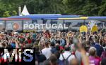 01.07.2024, Fussball UEFA EURO 2024, Achtelfinale, Portugal - Slowenien, in der Frankfurt Arena Frankfurt am Main,  Vor dem Spiel suchen die Zuschauer noch etwas Verpflegung und dann ihre Pltze im Stadion.

