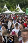 01.07.2024, Fussball UEFA EURO 2024, Achtelfinale, Portugal - Slowenien, in der Frankfurt Arena Frankfurt am Main,  Vor dem Spiel suchen die Zuschauer noch etwas Verpflegung und dann ihre Pltze im Stadion.

