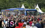 01.07.2024, Fussball UEFA EURO 2024, Achtelfinale, Portugal - Slowenien, in der Frankfurt Arena Frankfurt am Main,  Vor dem Spiel suchen die Zuschauer noch etwas Verpflegung und dann ihre Pltze im Stadion.

