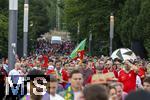 01.07.2024, Fussball UEFA EURO 2024, Achtelfinale, Portugal - Slowenien, in der Frankfurt Arena Frankfurt am Main,  Vor dem Spiel suchen die Zuschauer noch etwas Verpflegung und dann ihre Pltze im Stadion.

