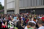 01.07.2024, Fussball UEFA EURO 2024, Achtelfinale, Portugal - Slowenien, in der Frankfurt Arena Frankfurt am Main,  Vor dem Spiel suchen die Zuschauer noch etwas Verpflegung und dann ihre Pltze im Stadion. 

