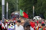 01.07.2024, Fussball UEFA EURO 2024, Achtelfinale, Portugal - Slowenien, in der Frankfurt Arena Frankfurt am Main,  Vor dem Spiel suchen die Zuschauer noch etwas Verpflegung und dann ihre Pltze im Stadion.

