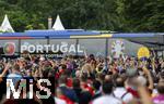 01.07.2024, Fussball UEFA EURO 2024, Achtelfinale, Portugal - Slowenien, in der Frankfurt Arena Frankfurt am Main,  Vor dem Spiel suchen die Zuschauer noch etwas Verpflegung und dann ihre Pltze im Stadion.

