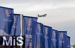 01.07.2024, Fussball UEFA EURO 2024, Achtelfinale, Portugal - Slowenien, in der Frankfurt Arena Frankfurt am Main, Eine Lufthansa-Maschine im Lande-Anflug auf den Airport Frankfurt im berflug des Stadions. Vorne wehen die Flaggen der UEFA EM 2024.

