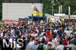 01.07.2024, Fussball UEFA EURO 2024, Achtelfinale, Portugal - Slowenien, in der Frankfurt Arena Frankfurt am Main,  Vor dem Spiel suchen die Zuschauer noch etwas Verpflegung und dann ihre Pltze im Stadion.

