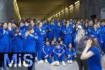 01.07.2024, Fussball UEFA EURO 2024, Achtelfinale, Portugal - Slowenien, in der Frankfurt Arena Frankfurt am Main,  Die groe Gruppe der Volunteers wartet gemeinsam auf ihren Einsatz.

